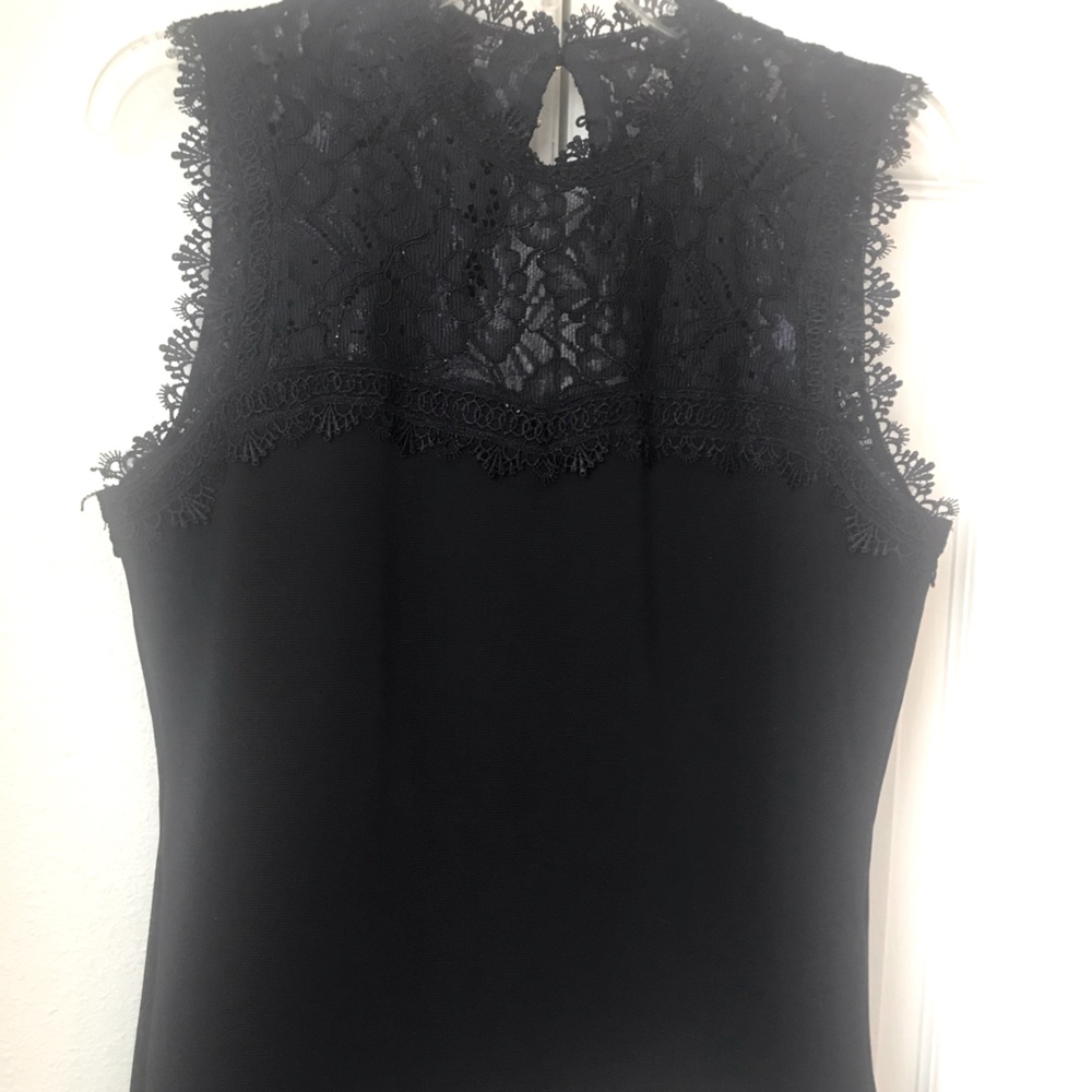 EUC Navy lace trimmed top🎈
